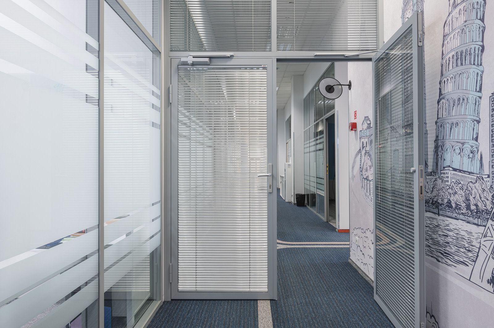 Алюминиевая дверь с жалюзи в коридоре