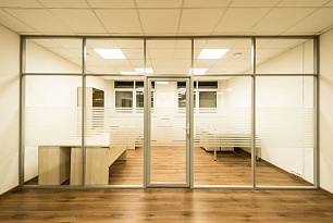 Перегородка из алюминиевого профиля со стеклом и центральной дверью