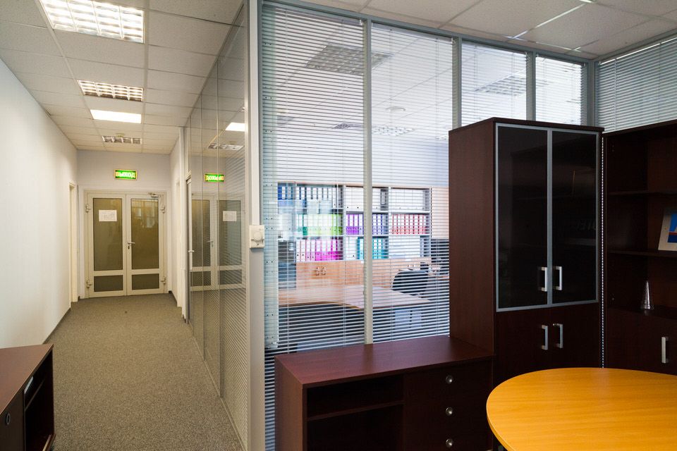 Коридор и стеклянные перегородки с жалюзи в офисе Anotech