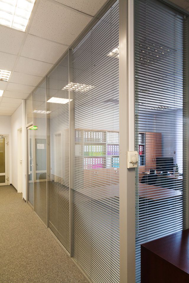 Коридор со стеклянными перегородками и жалюзи в офисе Anotech