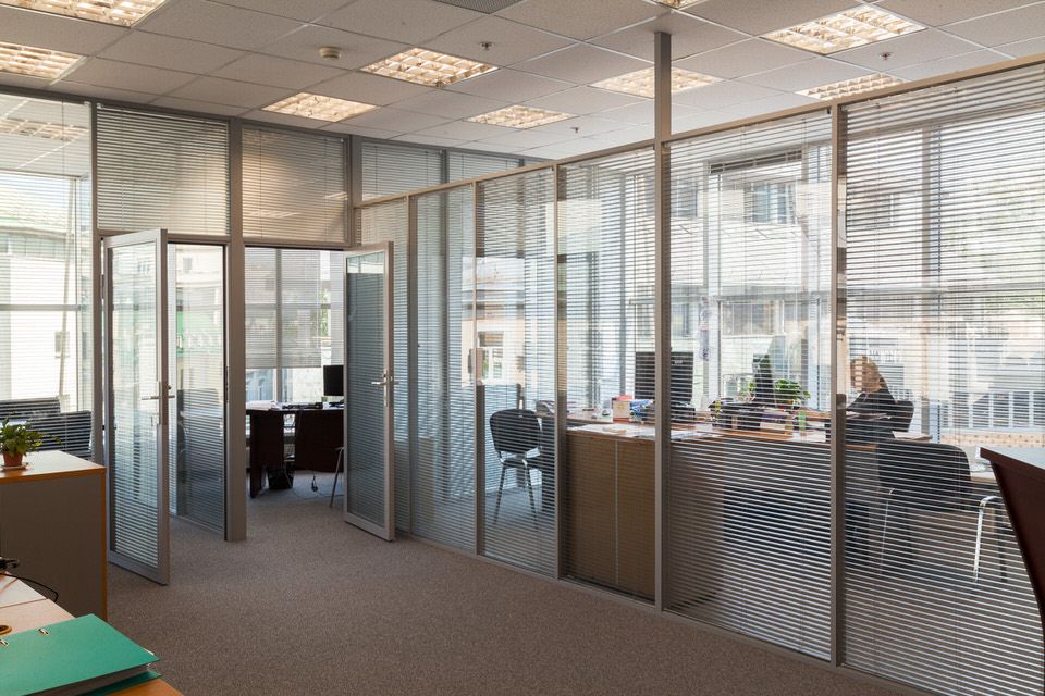 Общий вид перегородок и дверей в офисе в офисе Anotech