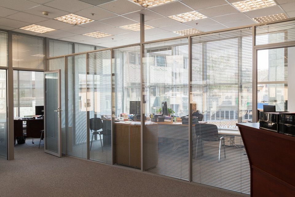Перегородки open space со стеклом и жалюзи