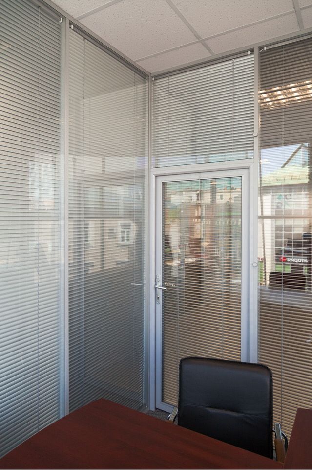 Переговорная с дверью в стеклянной перегородке в офисе Anotech