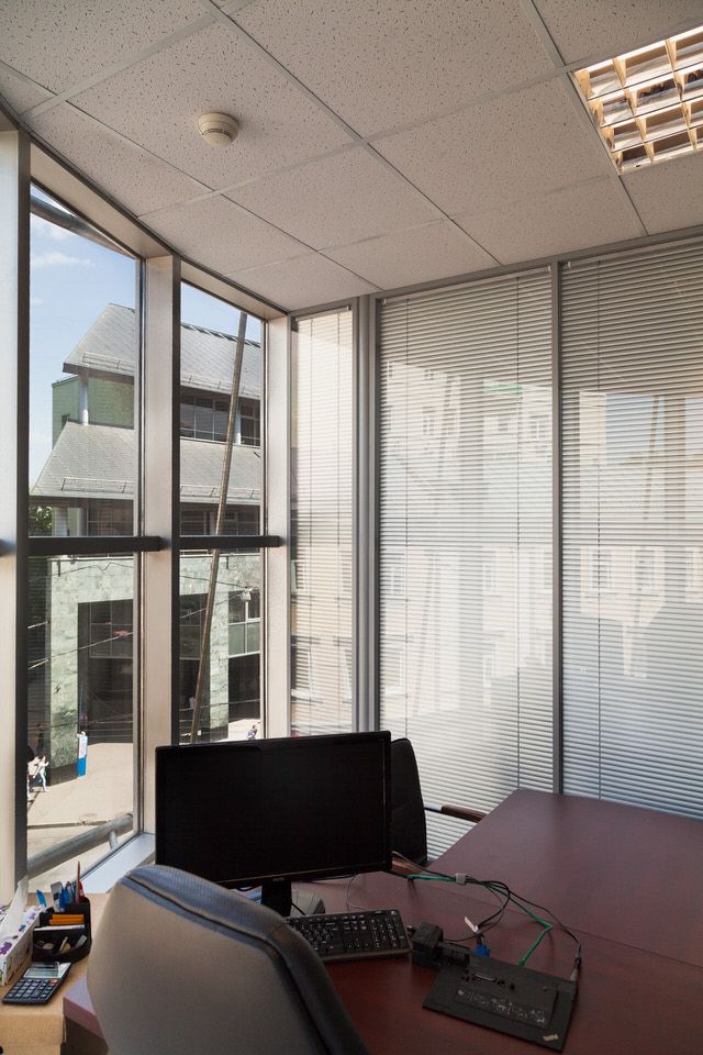 Рабочее место у окна за стеклянной перегородкой с жалюзи в офисе Anotech