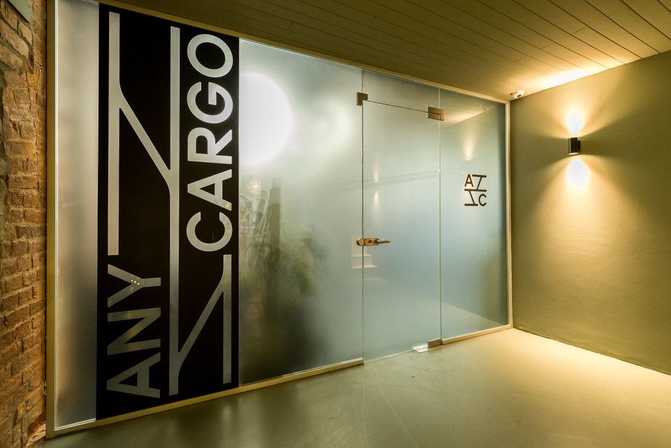 Ракурс зонирования офиса стеклянными перегородками в офисе Anycargo