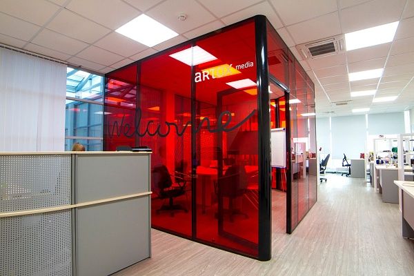Цветные перегородки в офисе Artox media