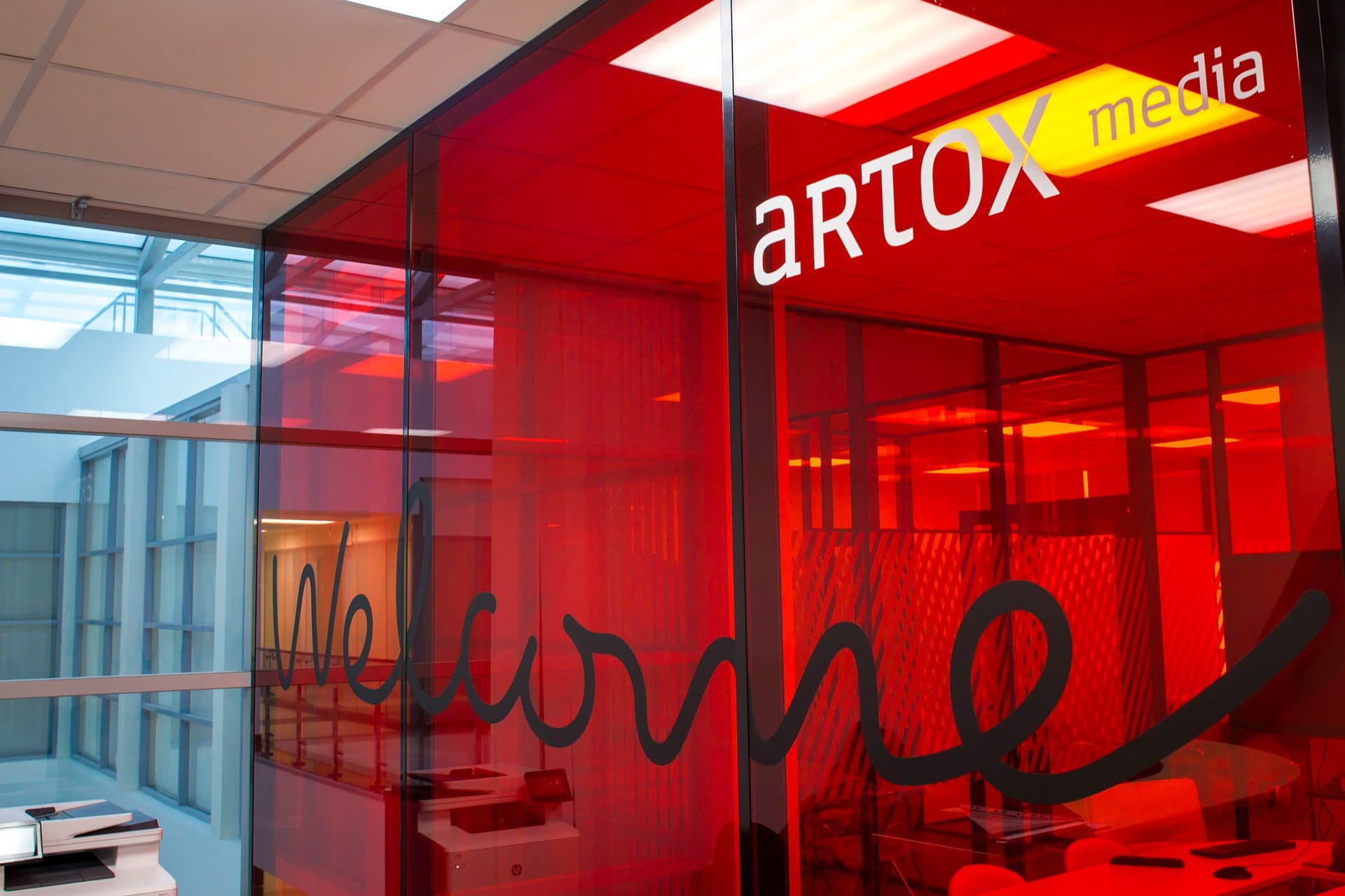 Офисные перегородки из стекла и алюминия в офисе Artox Media
