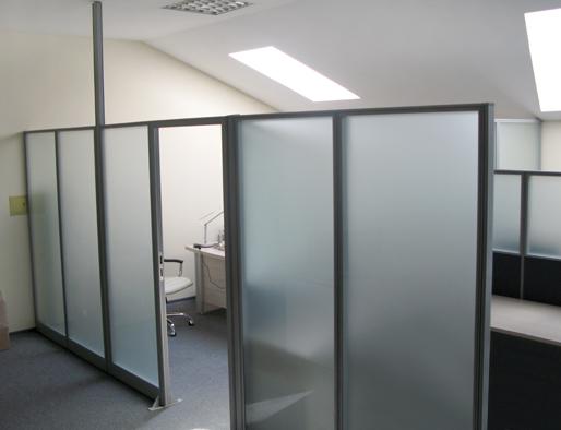 Общий вид офиса со стеклянными перегородками в офисе АСК Контур