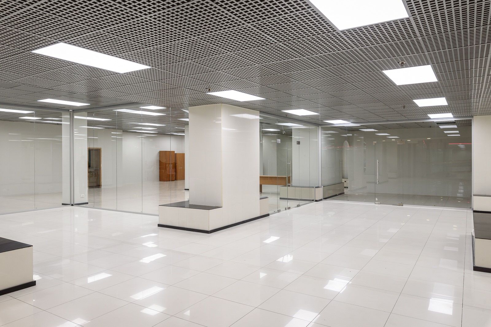Кабинет за стеклянной перегородкой в офисе Atts Moskva 