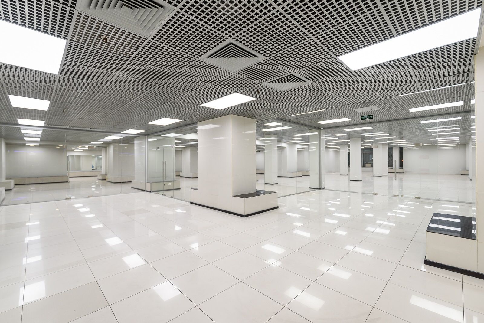 Рабочая зона в кабинете за перегородкой в офисе Atts Moskva 