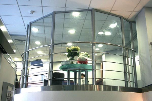 Общий вид офиса со стеклянными перегородками