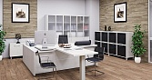 Белый кабинет руководителя: рабочий стол и шкафы для документов