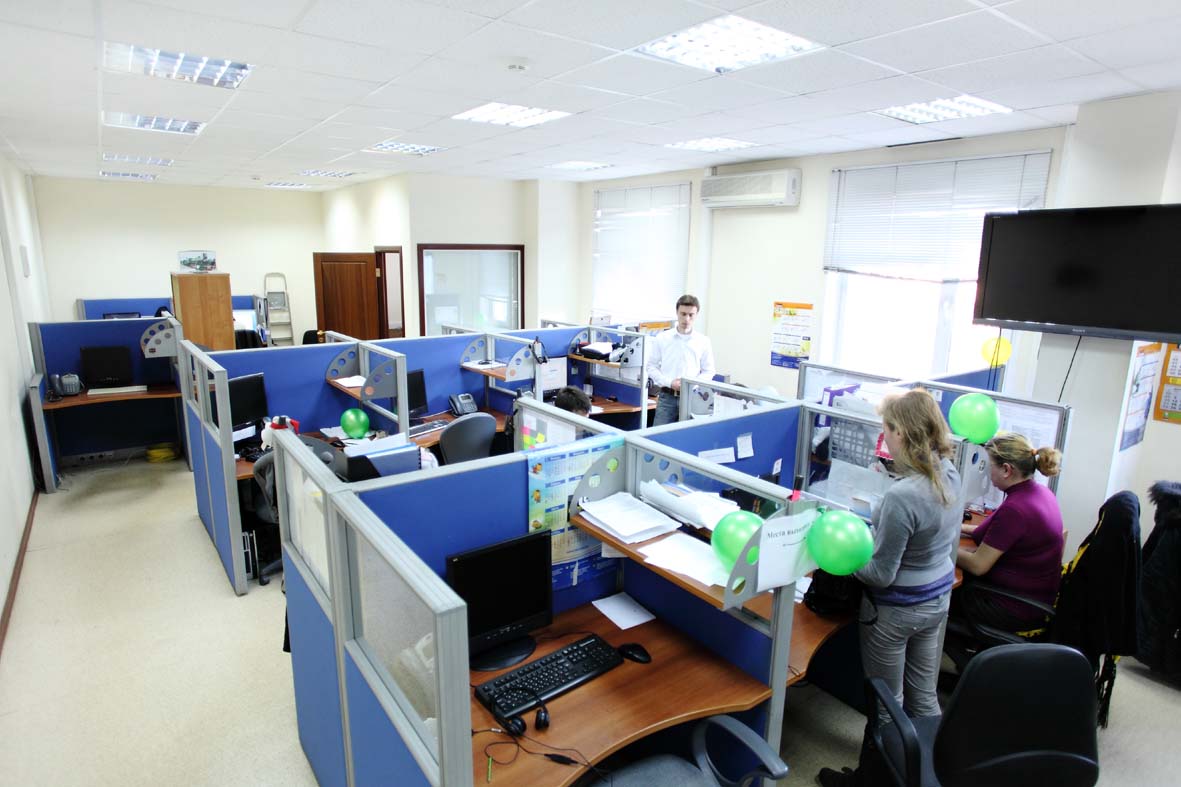 Мобильные комбинированные перегородки: общий вид call-центра с перегородками и рабочими местами. Проект «Такском».