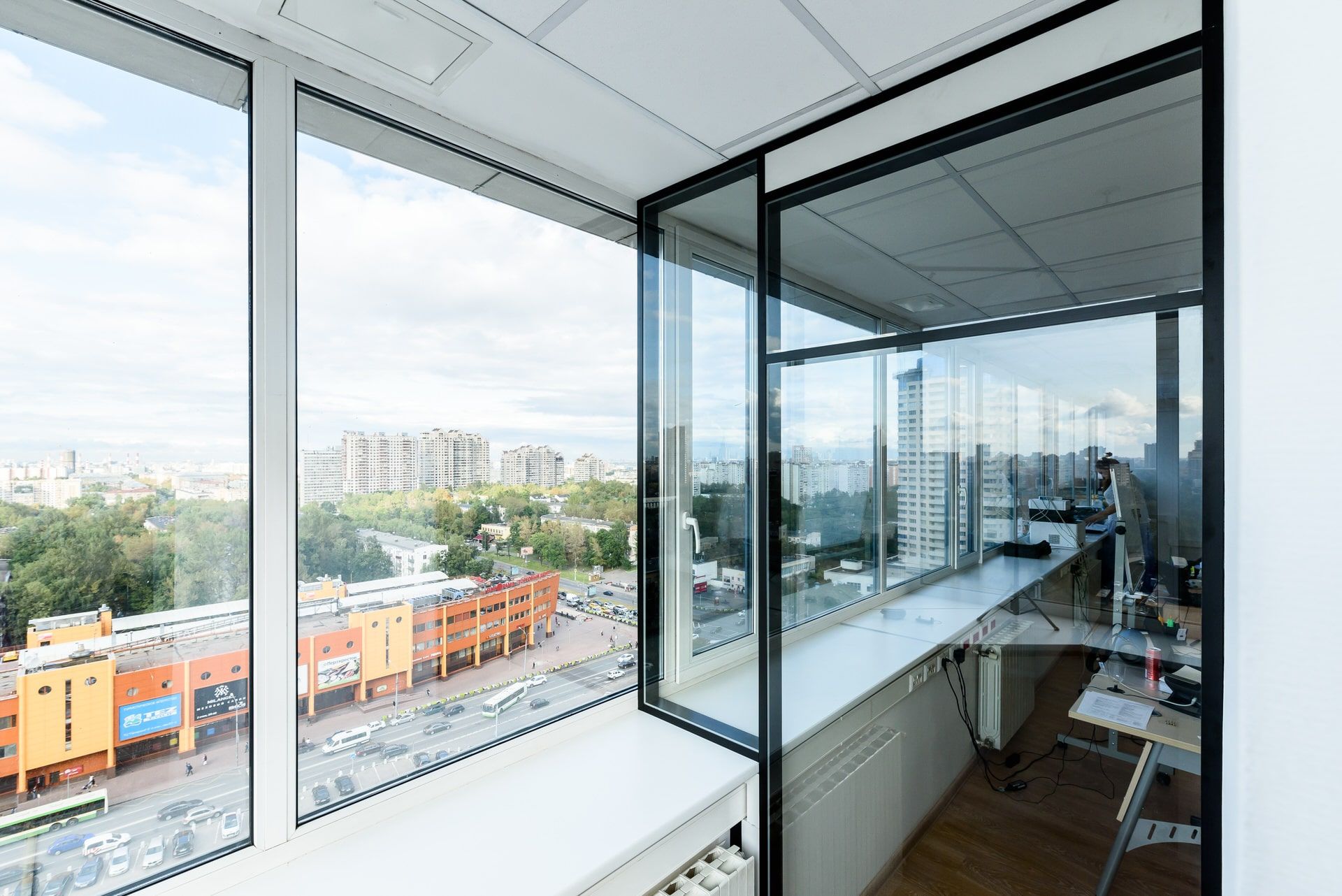 Узел алюминиевого профиля перегородки: стык и крепёж