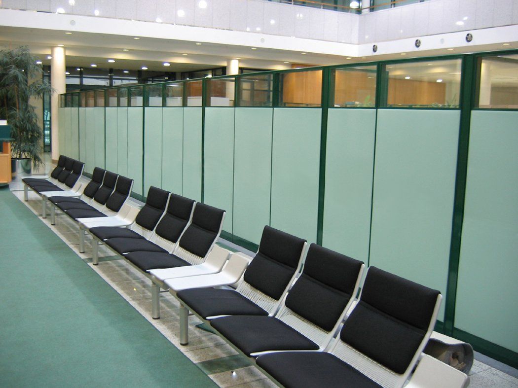 Матовые полосы на стекле перегородки для приватности - офис «Цветной Профиль»