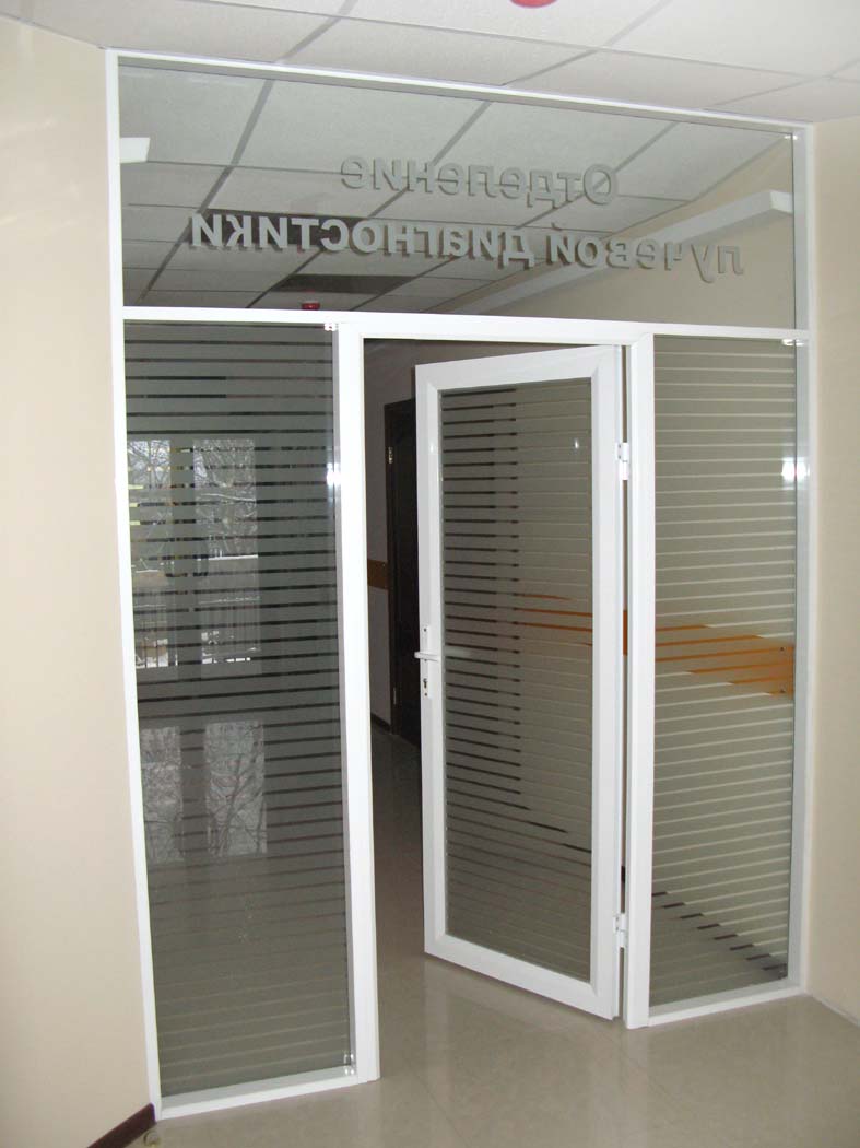 Перегородки для зон ожидания: разделение пространства на места - офис «Цветной Профиль»