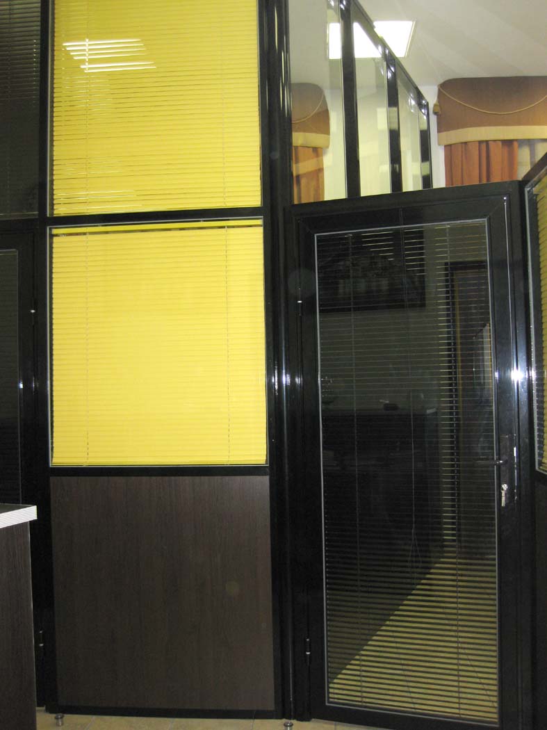 Перегородки из стекла с жалюзи для регулировки обзора - офис «Цветной Профиль»