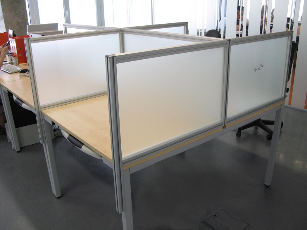 Деталь алюминиевого профиля и стыковка заполнений в перегородке Light