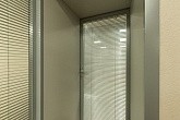 Офисная дверь со стеклом и встроенными жалюзи в алюминиевом профиле