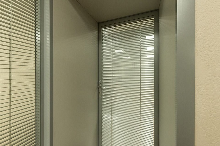 Офисная дверь со стеклом и встроенными жалюзи в алюминиевом профиле