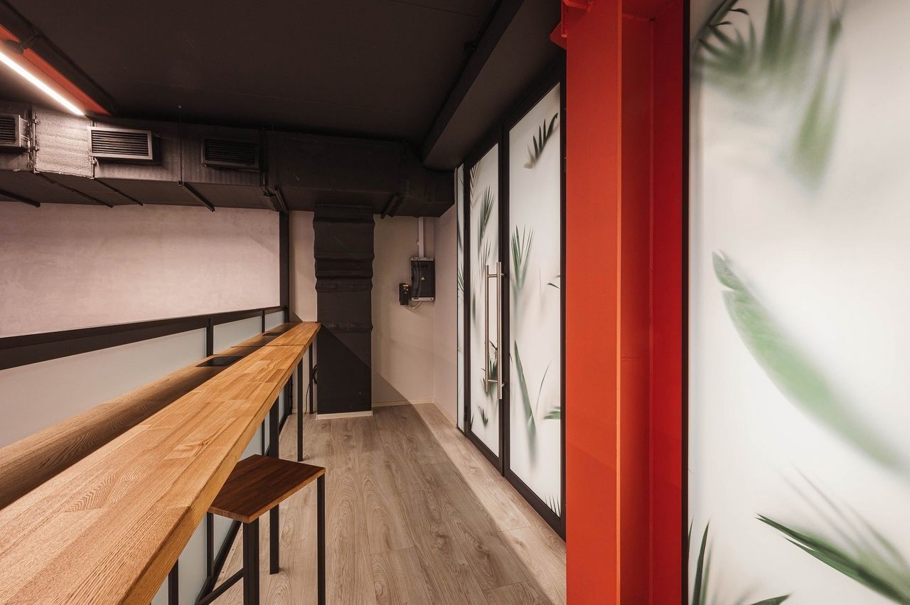 Стеклянная дверь в перегородке Loft (проект Loft Studio 8)