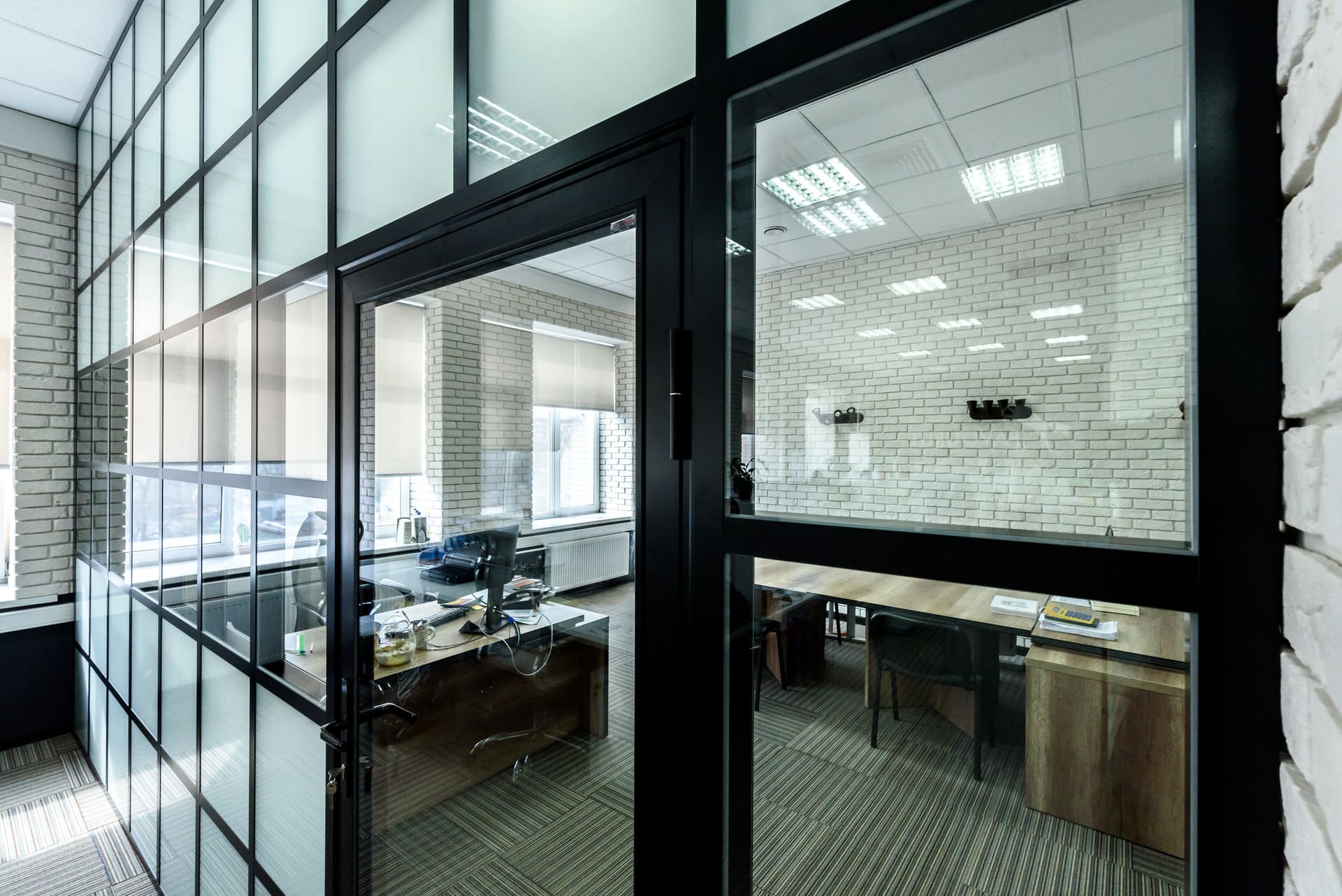 Фрагмент переплёта и стыка стекла в перегородке Loft