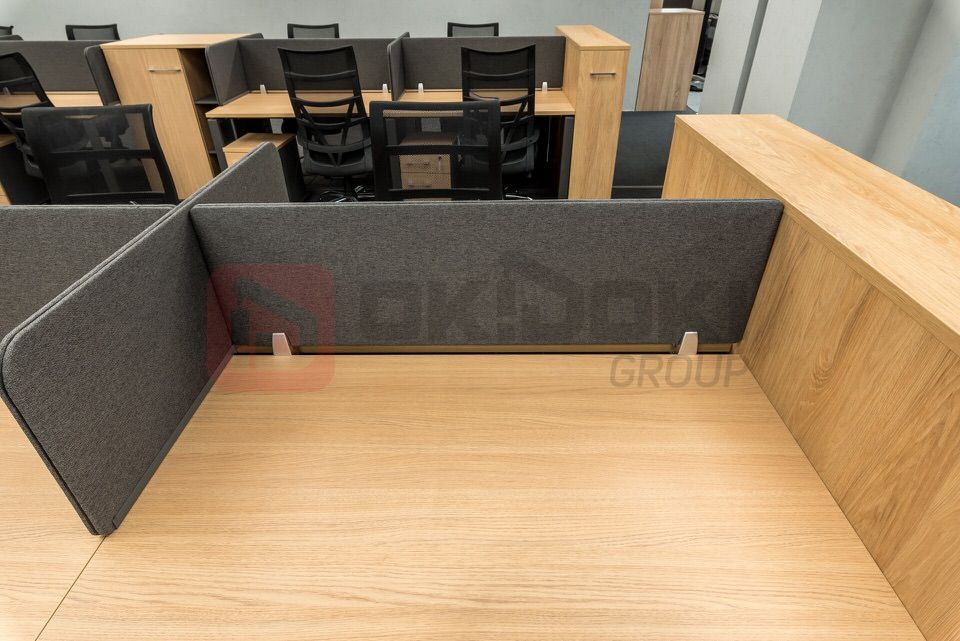 Фурнитура и ручка двери на стеклянной перегородке