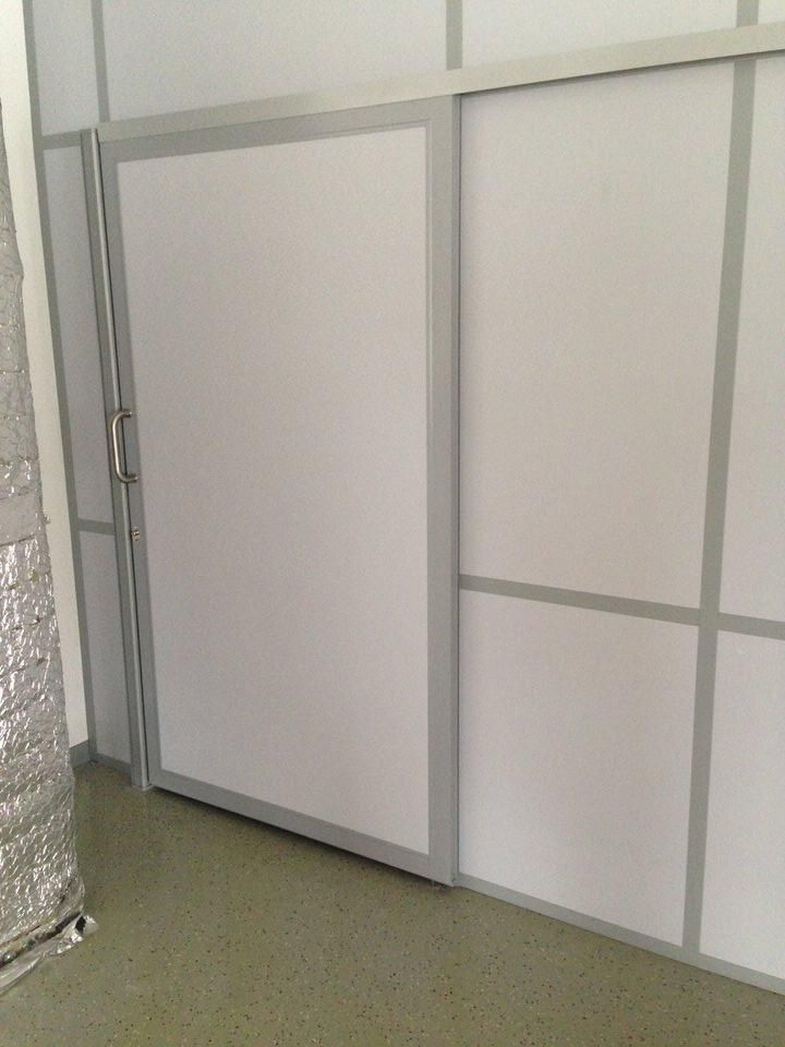 Глухая дверь в перегородке