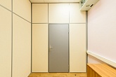Глухая дверь в перегородке с верхней фрамугой и боковыми панелями