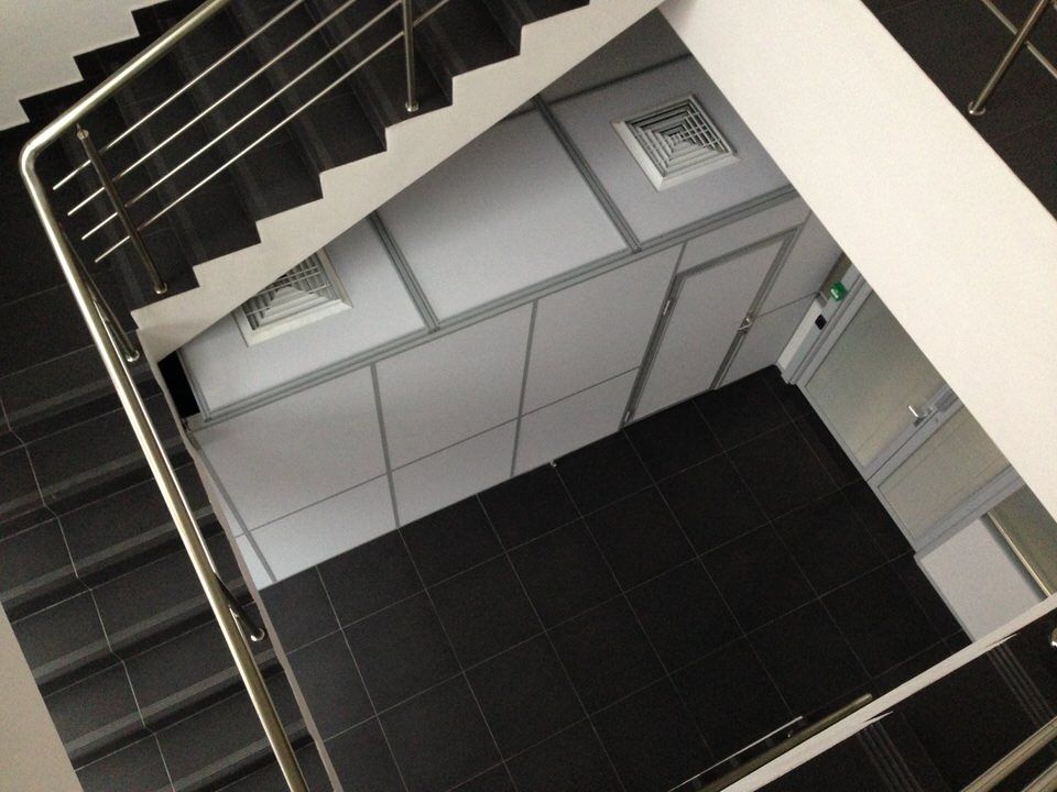 Глухие перегородки под лестницей