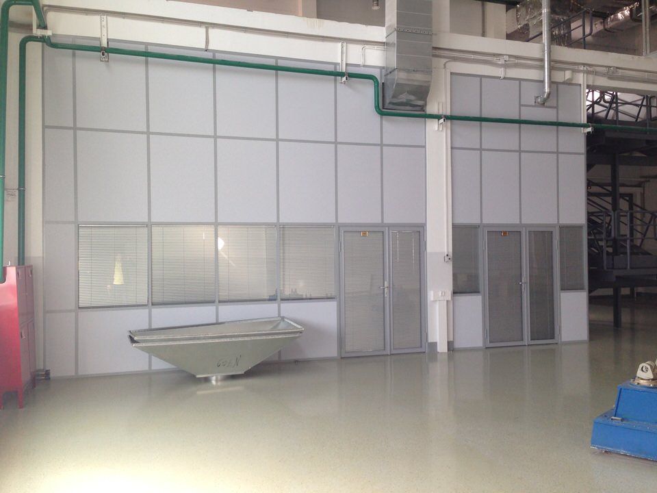 Глухие перегородки с остеклением и дверями