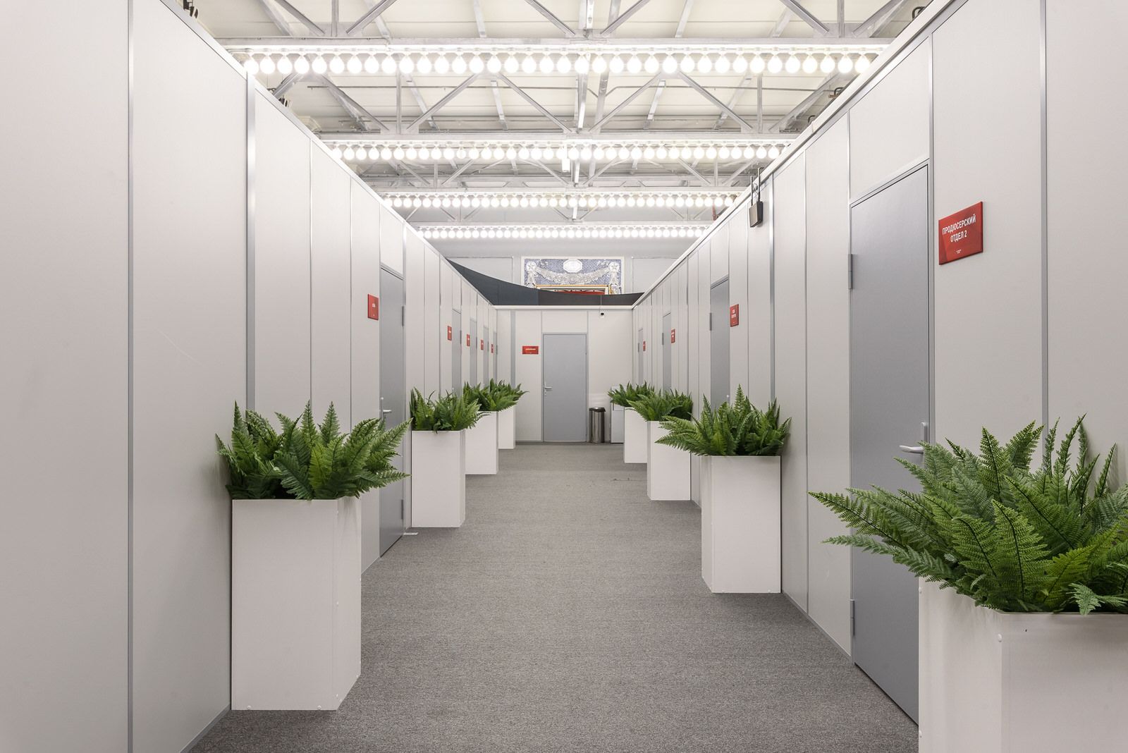 Глухие двери в системе перегородок — пример планировки зон. Проект ВДНХ