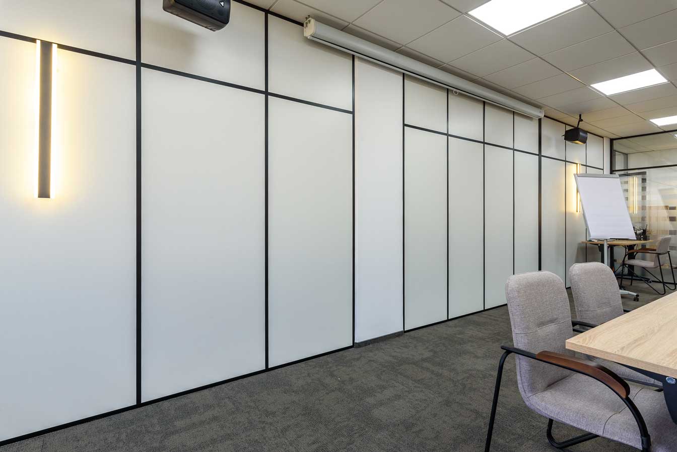 Глухие офисные перегородки из панелей в алюминиевом профиле