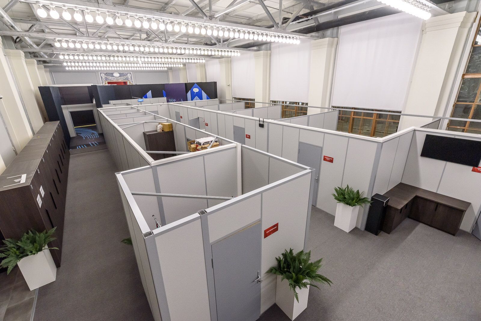 Глухие офисные перегородки — пример планировки зон. Проект ВДНХ