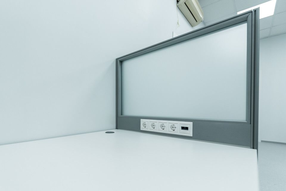 Модульные экраны на столах с матовым стеклом — Группа компаний CSoft