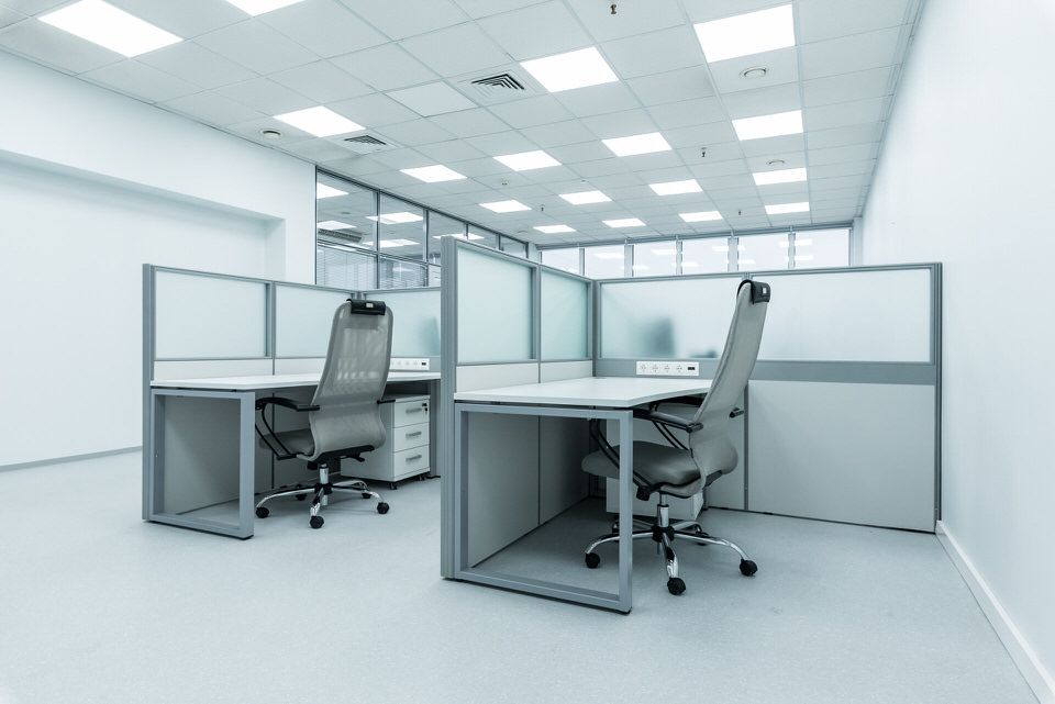 Низкие офисные перегородки в светлом помещении