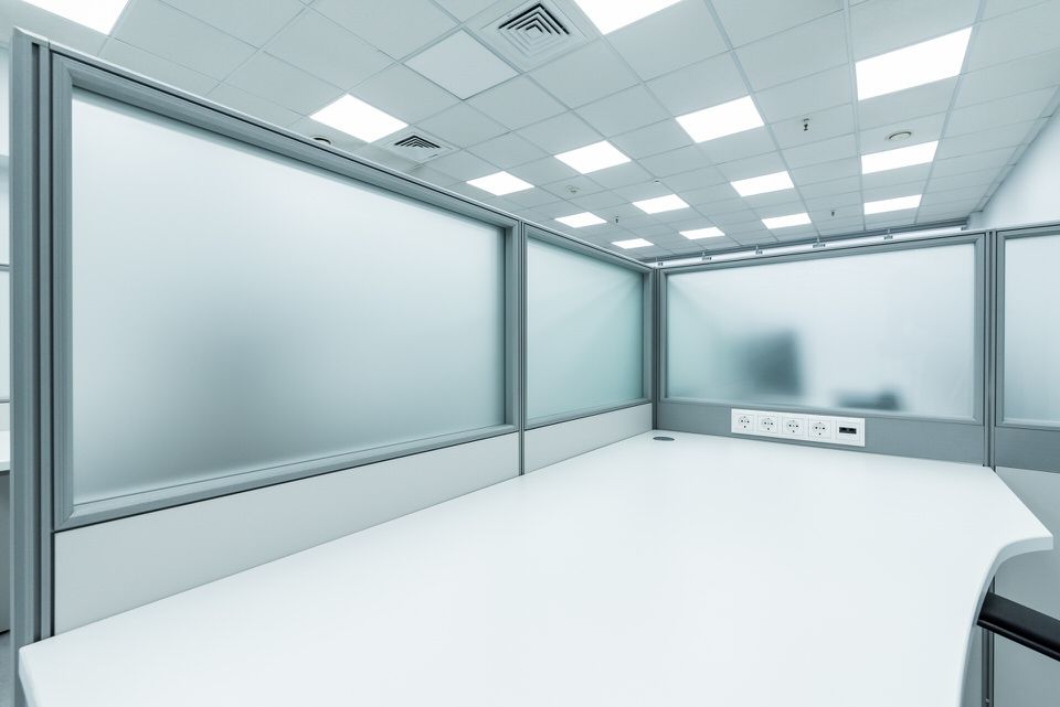 Офисные экраны с матовым стеклом и алюминиевым профилем