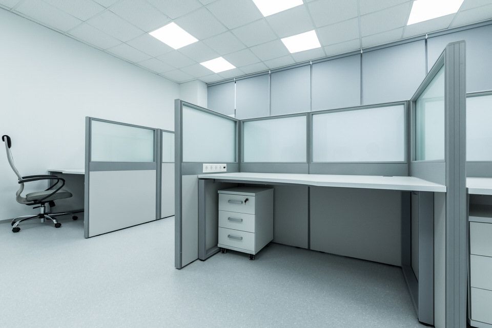 Open space с перегородками и стеклянными стенами с жалюзи — Группа компаний CSoft