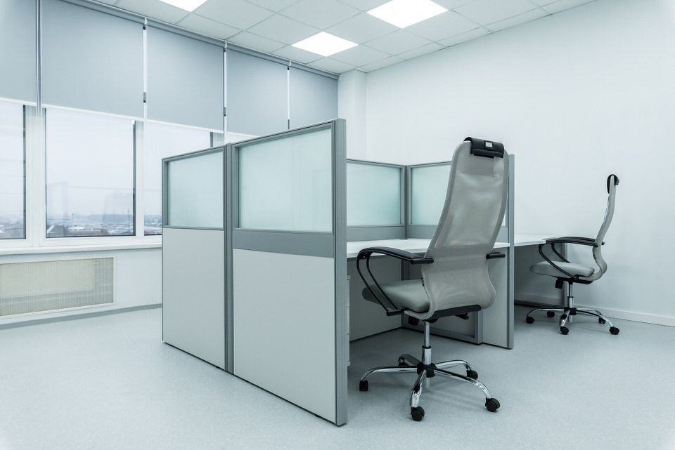 Перегородка рабочего места, матовое стекло сверху — Группа компаний CSoft