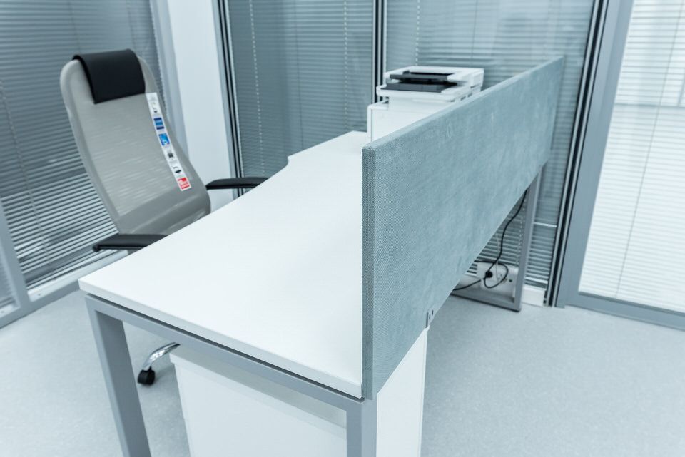 Перегородка рабочего места с матовым стеклом, вид сбоку — Группа компаний CSoft