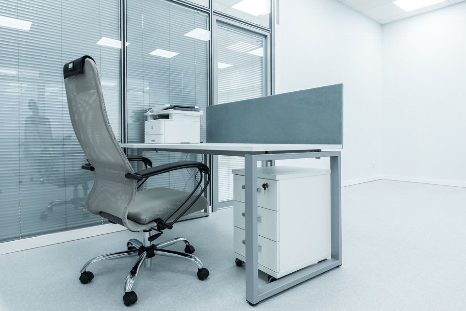 Перегородка рабочего места, столешница и экран, крупный план — Группа компаний CSoft