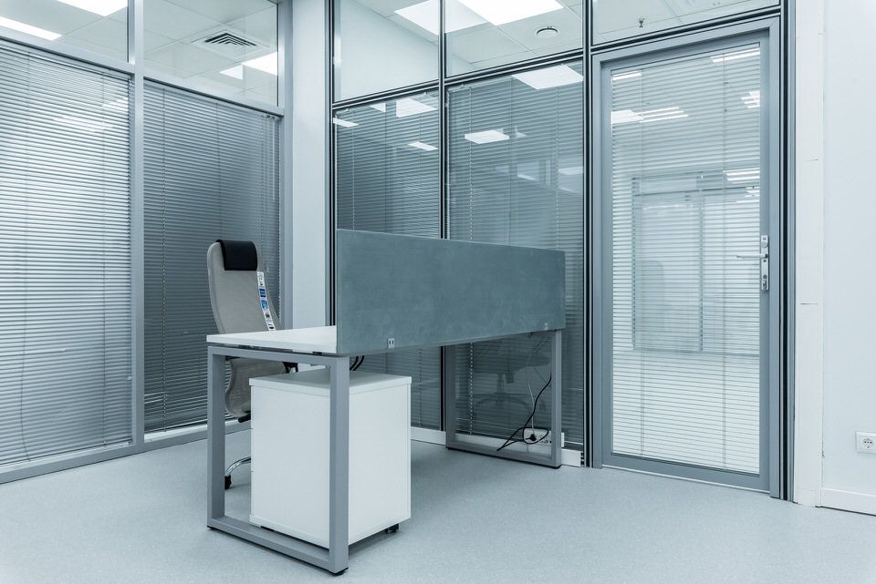 Перегородки и рабочие столы в офисе, общий вид — Группа компаний CSoft