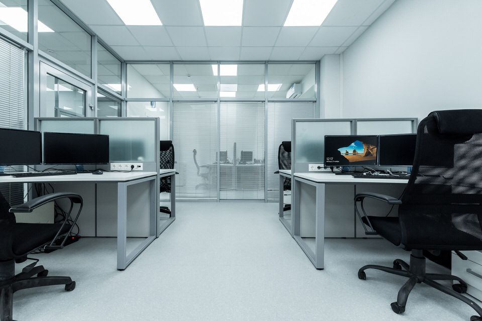 Перегородки с жалюзи и стеклянной дверью, интерьер — Группа компаний CSoft