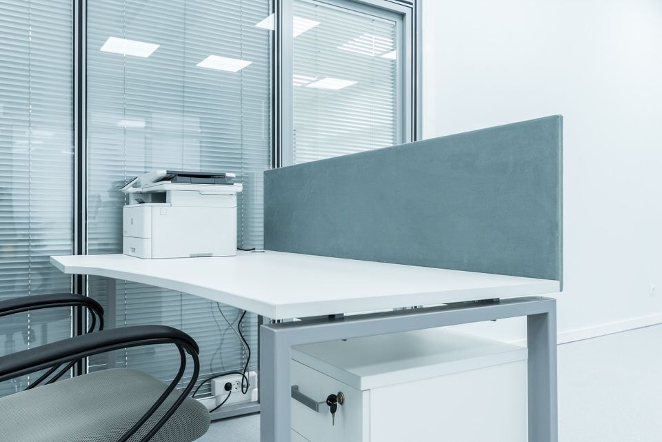 Перегородки с жалюзи, стеклянный коридор, общий план — Группа компаний CSoft