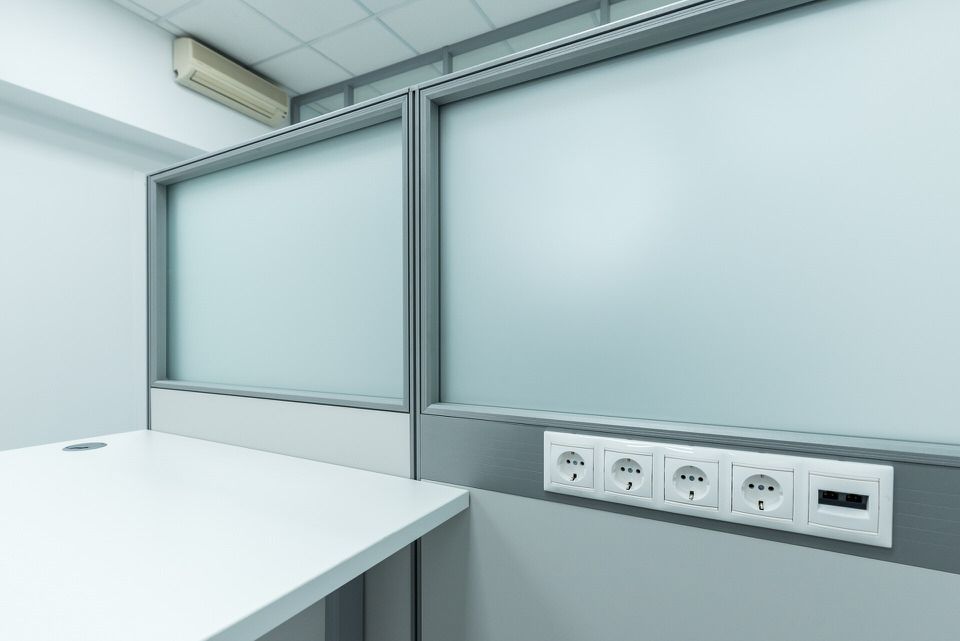 Перегородки в кабинете, столы и тумбы, общий план — Группа компаний CSoft