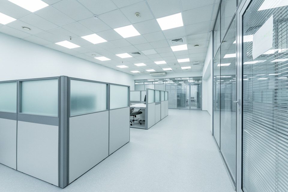 Перегородки в офисе с жалюзи и стеклянными дверями — Группа компаний CSoft