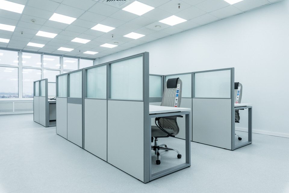 Зона рабочих мест с перегородками и прокладкой розеток