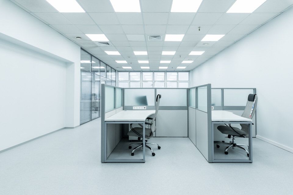 Рабочие места в open space с настольными перегородками, общий вид