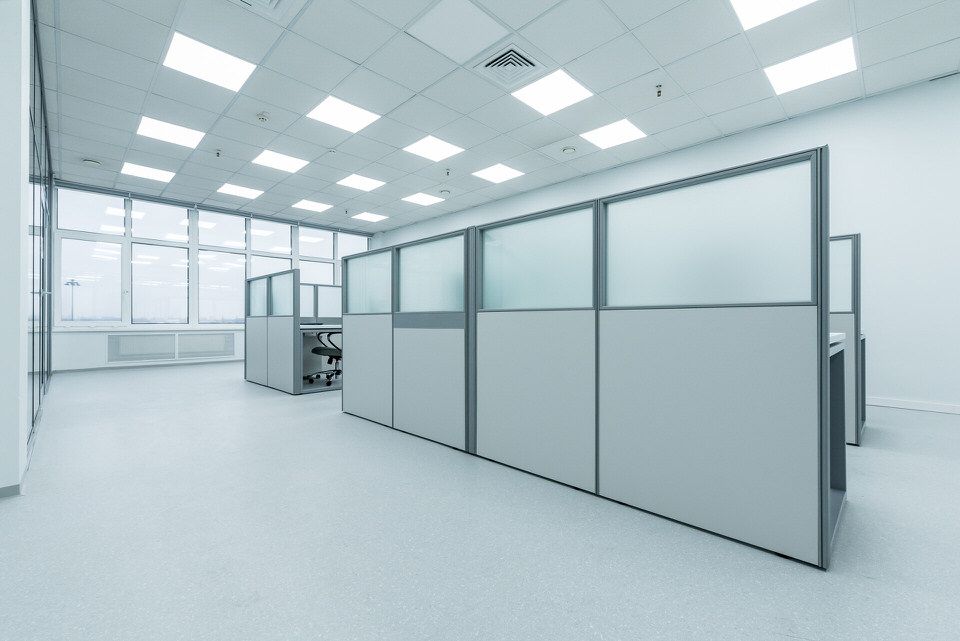 Рабочие места в open space с настольными перегородками