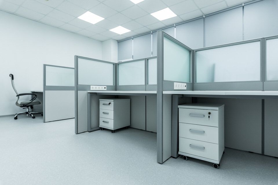 Рабочие места с мобильными перегородками из стекла и ЛДСП — Группа компаний CSoft
